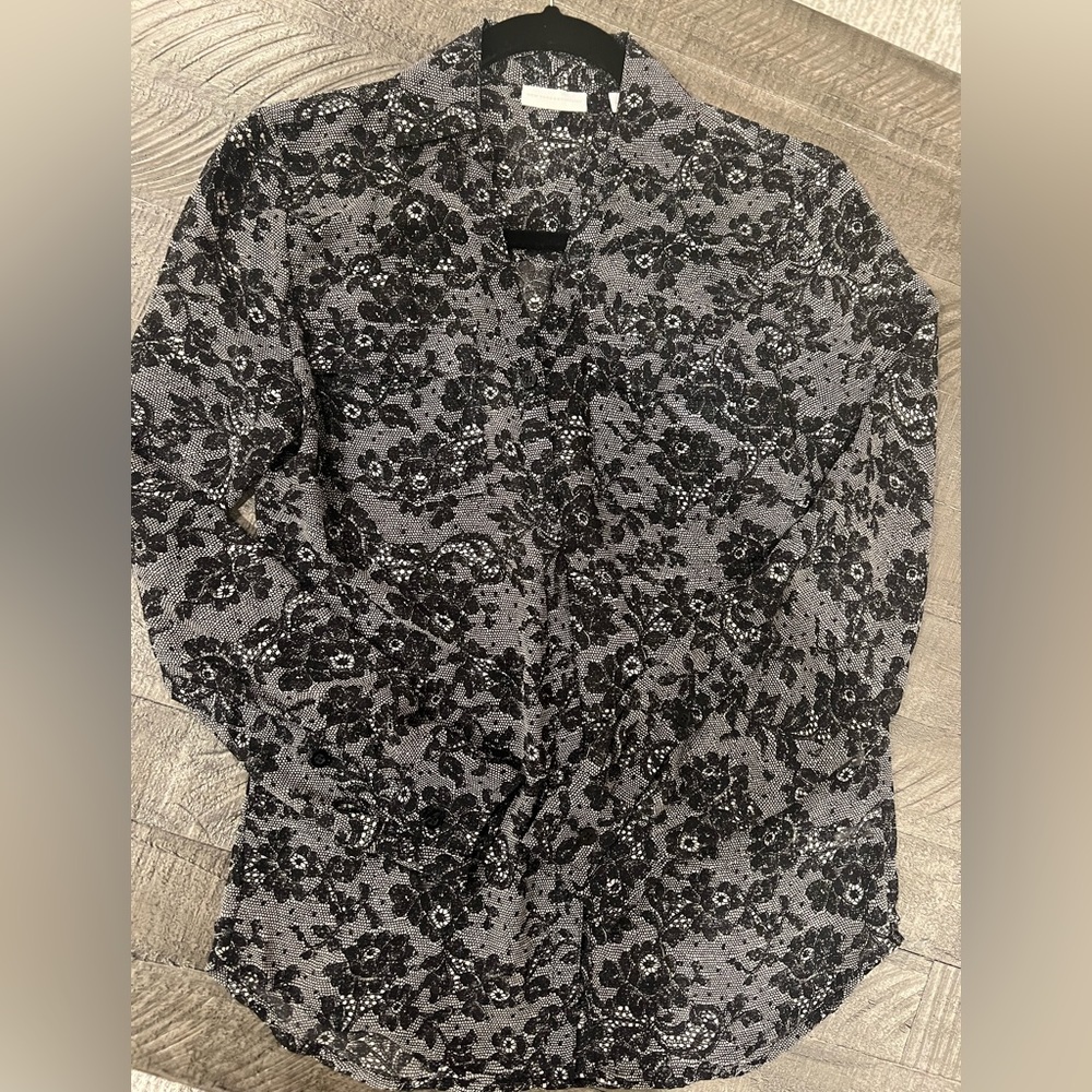 Women’s New York & Company Faux Lace Button Up blouse Size XS